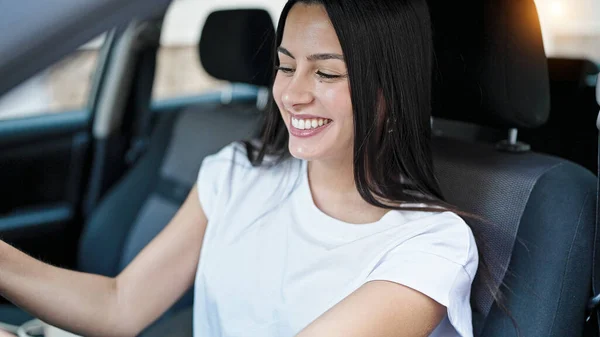 Νεαρή Όμορφη Ισπανόφωνη Γυναίκα Χαμογελά Αυτοπεποίθηση Οδήγηση Αυτοκινήτου Στο Δρόμο — Φωτογραφία Αρχείου