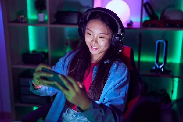 Young Chinese Woman Streamer Playing Video Game Using Smartphone Gaming — Stock fotografie