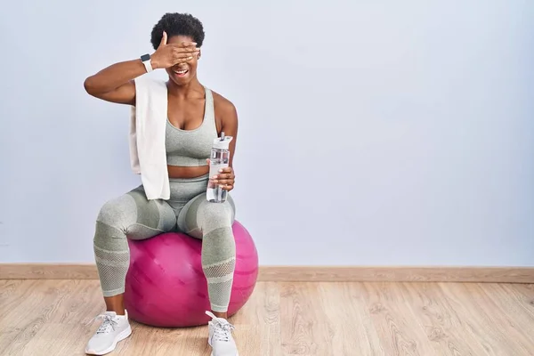 Afroamerikansk Kvinna Sportkläder Sitter Pilates Boll Leende Och Skrattar Med — Stockfoto
