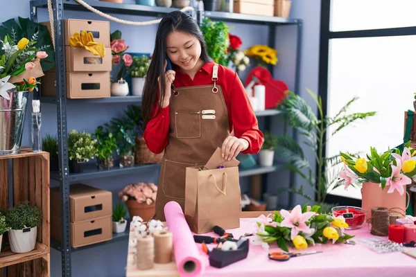 Young Chinese Woman Florist Talking Smartphone Holding Gift Bag Flower — Stockfoto