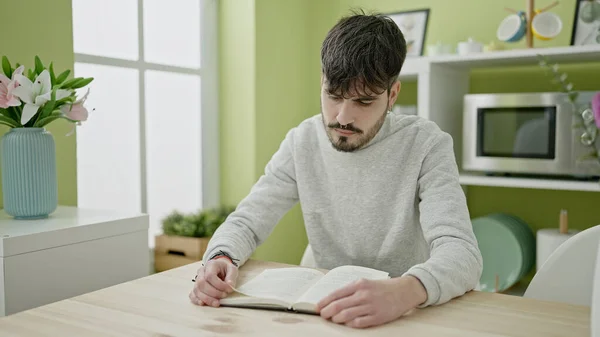 Νεαρός Ισπανός Διαβάζει Βιβλία Καθισμένος Στο Τραπέζι Στην Τραπεζαρία — Φωτογραφία Αρχείου