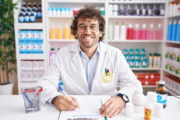 Jovem Hispânico Trabalhando Farmácia Farmácia Com Sorriso Feliz Legal Rosto — Fotografia de Stock