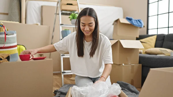 Young Beautiful Hispanic Woman Unpacking Cardboard Box New Home — Foto de Stock