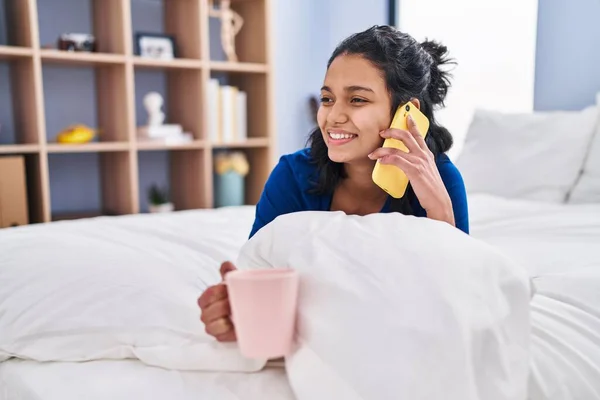 Mujer Latina Joven Hablando Smartphone Bebiendo Café Dormitorio — Foto de Stock
