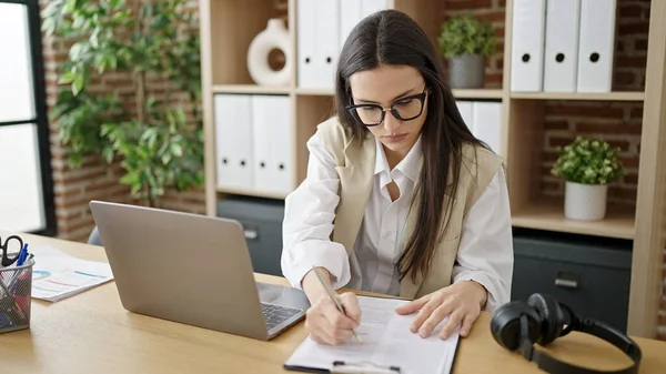 Genç Güzel Spanyol Kadını Ofisteki Evraklarda Dizüstü Bilgisayar Kullanıyor — Stok fotoğraf