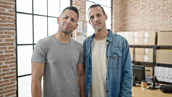 Ofiste rahat bir ifadeyle duran iki adam, iş adamlarıyla görüşüyor.