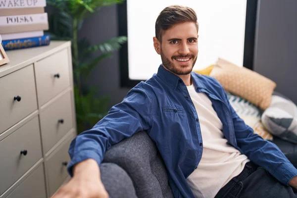Young Caucasian Man Smiling Confident Sitting Sofa Home — Stockfoto