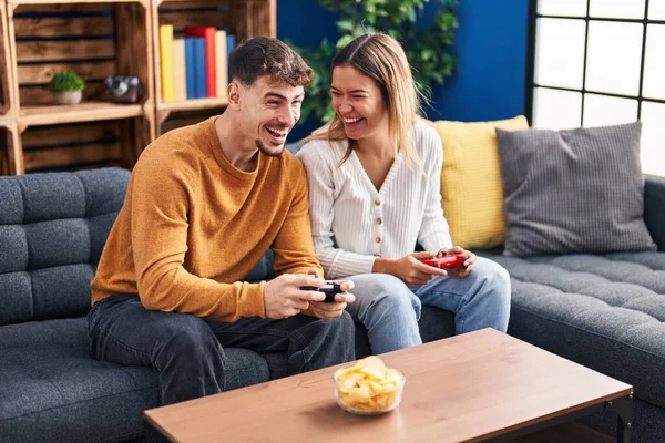 Junger Mann Und Frau Spielen Videospiel Hause Auf Dem Sofa — Stockfoto