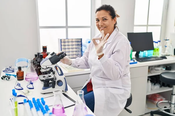 Moyen Age Femme Hispanique Travaillant Laboratoire Scientifique Faire Signe Avec — Photo