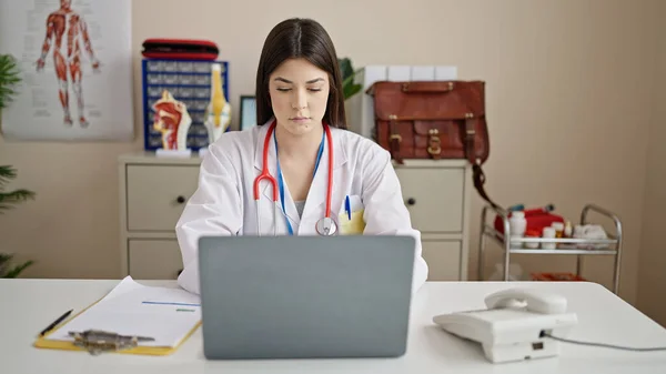 Young Beautiful Hispanic Woman Doctor Using Laptop Working Clinic — Stock Photo, Image