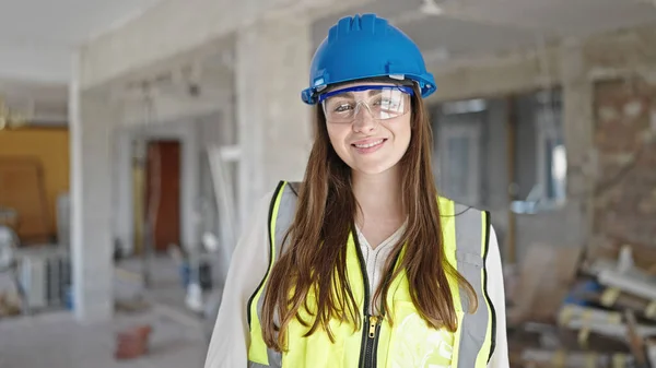 Junge Schöne Hispanische Bauarbeiterin Lächelt Selbstbewusst Auf Baustelle — Stockfoto