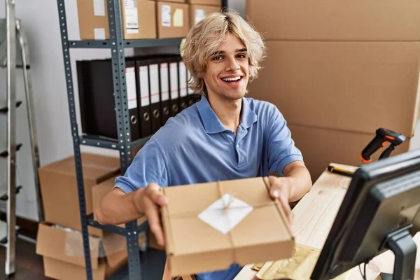 Jeune Homme Blond Ecommerce Business Worker Holding Package Bureau — Photo