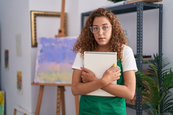 Mulher Caucasiana Jovem Segurando Arte Notebook Expressão Indolor Confuso Conceito — Fotografia de Stock