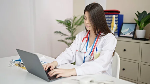 Jovem Bela Mulher Hispânica Médico Usando Laptop Trabalhando Clínica — Fotografia de Stock