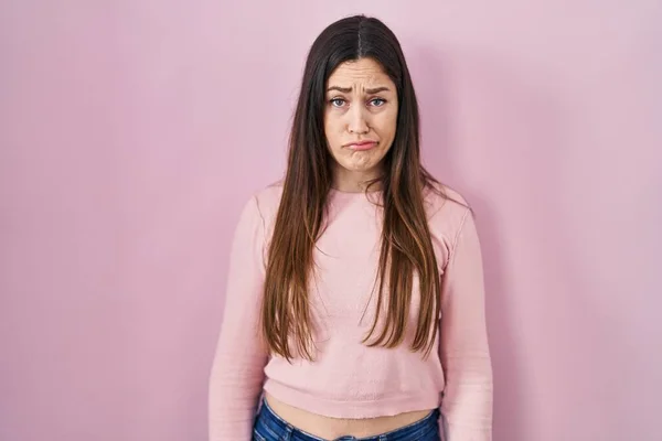 Νεαρή Μελαχρινή Γυναίκα Στέκεται Πάνω Από Ροζ Φόντο Κατάθλιψη Και — Φωτογραφία Αρχείου