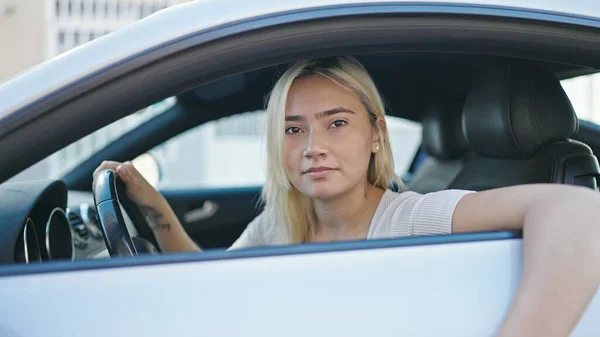 Junge Schöne Hispanische Frau Sitzt Auf Auto Mit Entspanntem Gesichtsausdruck — Stockfoto