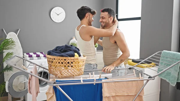 Två Män Par Står Vid Klädstreck Dans Tvättstuga — Stockfoto