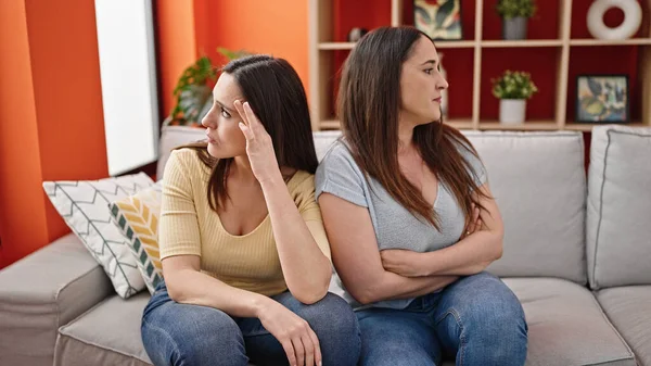 两个女人坐在沙发上 在家里辩论 — 图库照片
