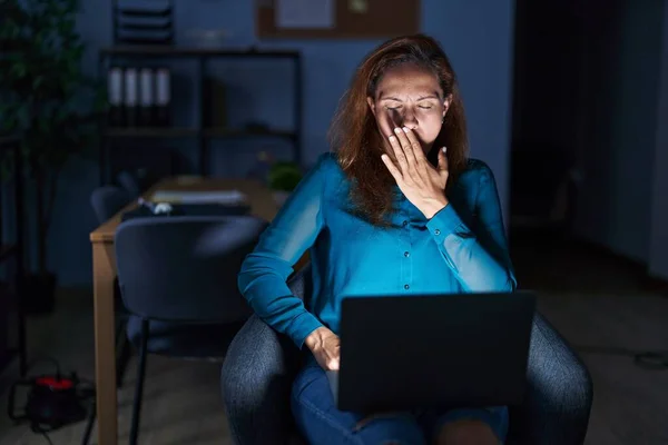 Geceleri Ofiste Çalışan Esmer Kadın Ağzıyla Esnemekten Sıkılmış Huzursuz Uykulu — Stok fotoğraf