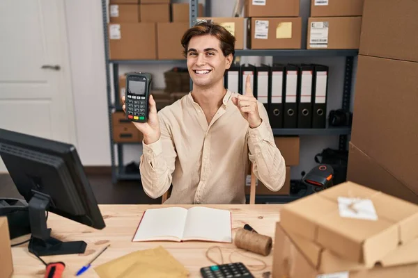 Joven Trabajando Comercio Electrónico Pequeñas Empresas Sosteniendo Datáfono Sonriendo Feliz — Foto de Stock