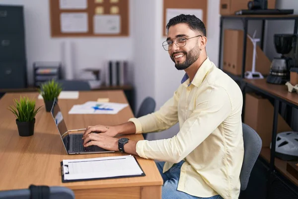 Jovem Árabe Homem Trabalhador Negócios Usando Laptop Trabalhando Escritório — Fotografia de Stock