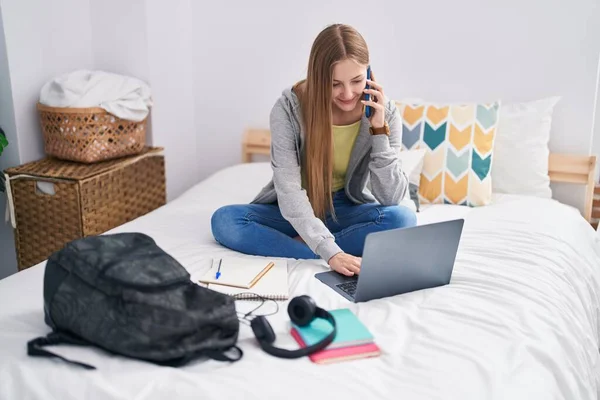 Young Caucasian Woman Talking Smartphone Using Laptop Bedroom — Stock fotografie