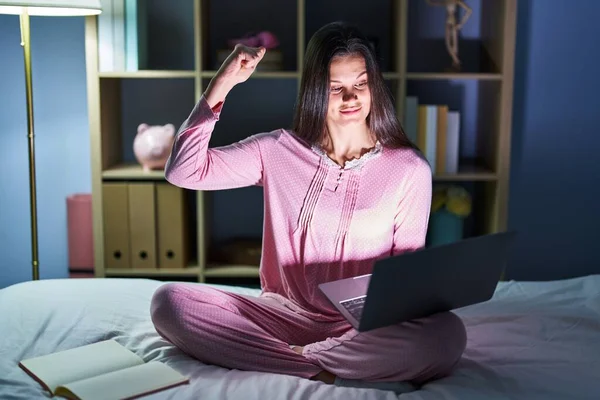 Genç Spanyol Kadın Bilgisayarı Yatakta Kullanıyor Güçlü Biri Kol Kası — Stok fotoğraf