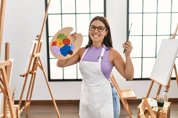 Jonge Mooie Spaanse Vrouw Kunstenaar Glimlachend Zelfverzekerd Met Penseel Palet — Stockfoto