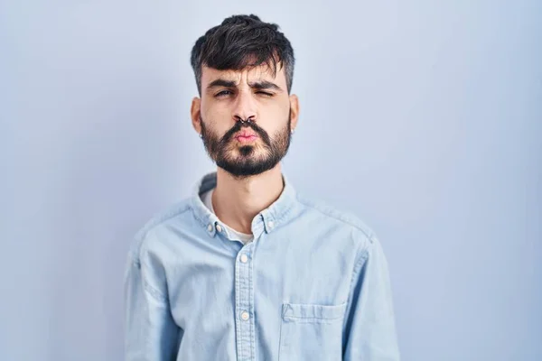 Junger Hispanischer Mann Mit Bart Der Vor Blauem Hintergrund Steht — Stockfoto