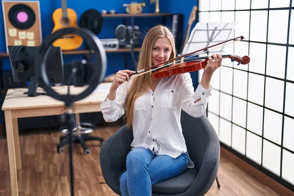Young Caucasian Woman Musician Having Online Violin Lesson Music Studio — Stock Photo, Image