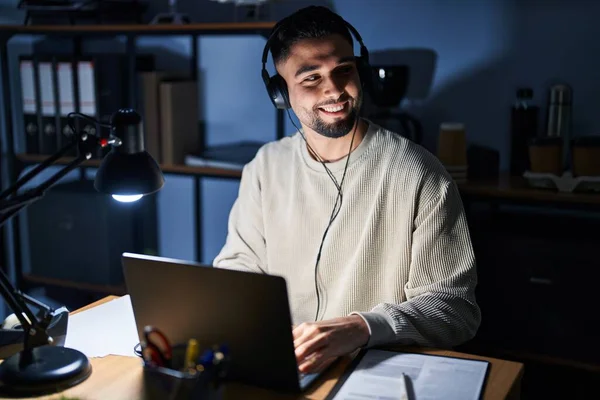 Joven Hombre Guapo Que Trabaja Con Computadora Portátil Por Noche —  Fotos de Stock