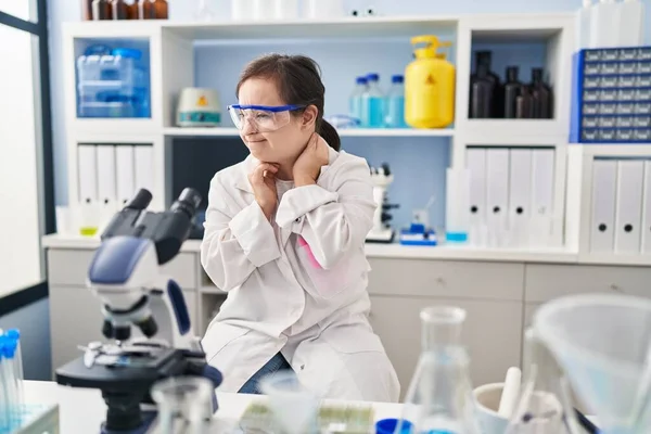 Menina Hispânica Com Síndrome Trabalhando Laboratório Cientista Sofrendo Lesão Dor — Fotografia de Stock