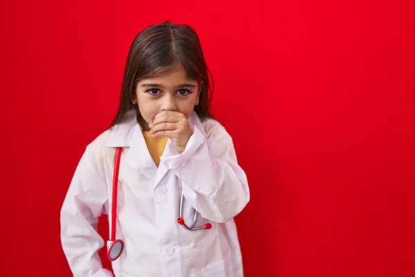 Μικρό Ισπανόφωνο Κορίτσι Φορώντας Στολή Γιατρού Και Στηθοσκόπιο Αίσθημα Αδιαθεσία — Φωτογραφία Αρχείου