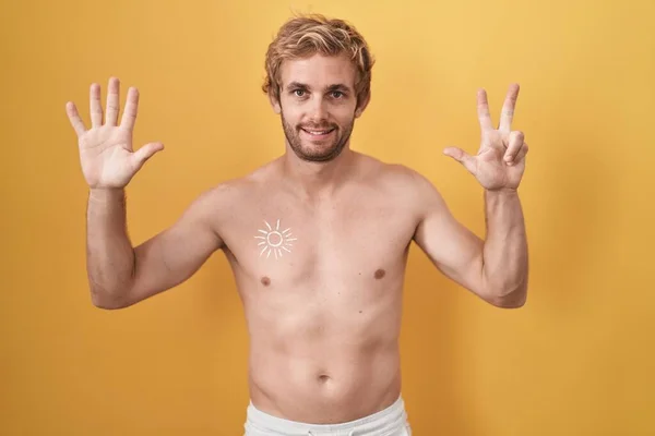 Běloch Stojí Bez Košile Opalovací Krém Ukazuje Ukazuje Prsty Číslo — Stock fotografie