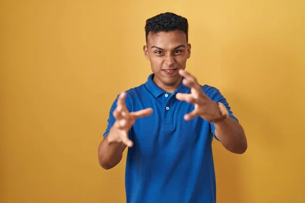 Young Hispanic Man Standing Yellow Background Shouting Frustrated Rage Hands — Stock Photo, Image