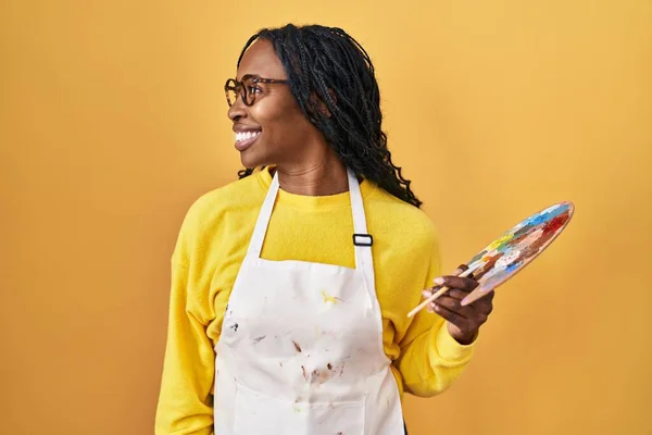 African Woman Holding Painter Palette Looking Side Relax Profile Pose — Stock Photo, Image
