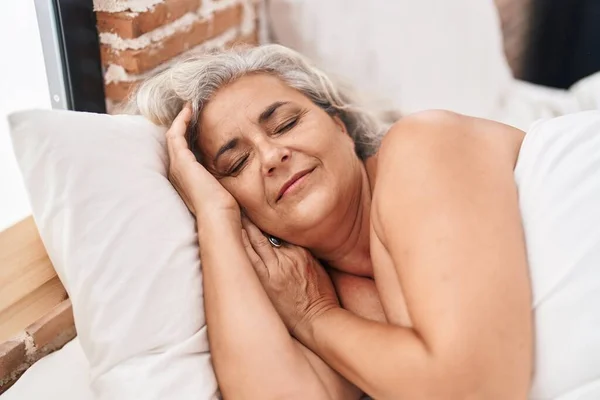 Mujer Pelo Gris Mediana Edad Acostada Cama Durmiendo Dormitorio — Foto de Stock