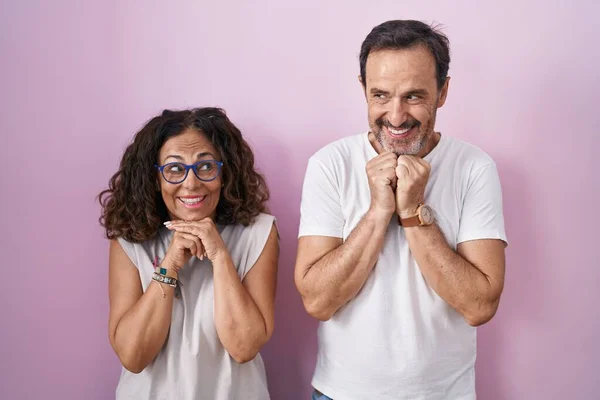 Middelbare Leeftijd Hispanic Paar Samen Roze Achtergrond Lachen Nerveus Opgewonden — Stockfoto