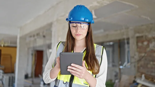 Jovem Bela Mulher Hispânica Construtor Usando Touchpad Local Construção — Fotografia de Stock
