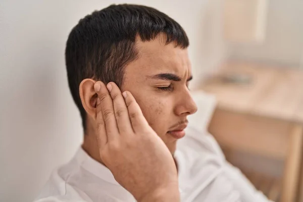 Genç Adam Yatak Odasında Kulak Ağrısı Çekiyor — Stok fotoğraf