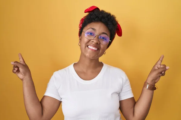 Joven Mujer Afroamericana Pie Sobre Fondo Amarillo Sonriendo Confiado Señalando — Foto de Stock