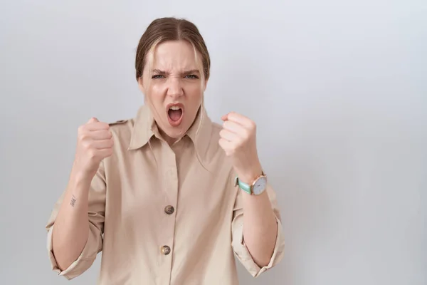 怒って怒って怒って怒っているカジュアルなシャツを着ている若い白人女性は怒りで叫んでいる間に拳をフラストレーションと激怒させました 怒りと攻撃的な考え方 — ストック写真