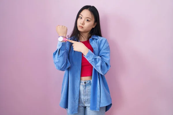 Young Asian Woman Standing Pink Background Hurry Pointing Watch Time — Stok fotoğraf