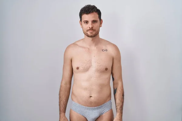 Ung Latinamerikansk Man Stående Skjorta Utan Underkläder Avslappnad Med Allvarliga — Stockfoto