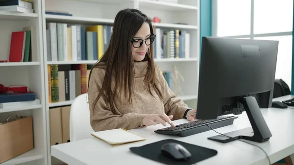 Beautiful Hispanic Woman Student Using Computer Studying Library University — Stock Photo, Image