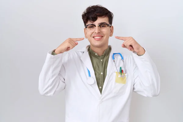 Junger Mann Arztuniform Und Stethoskop Fröhlich Lächelnd Und Mit Fingern — Stockfoto