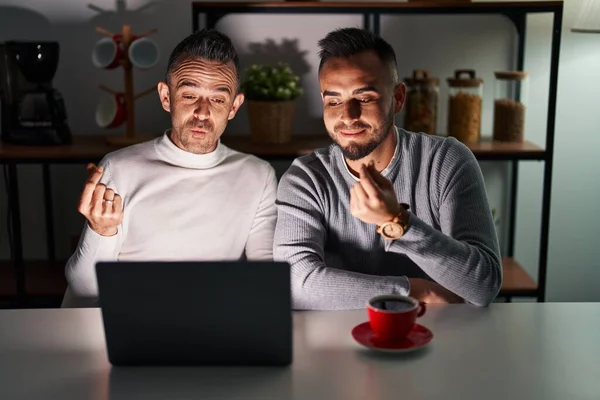 Casal Homossexual Usando Laptop Computador Fazendo Gesto Dinheiro Com Mãos — Fotografia de Stock