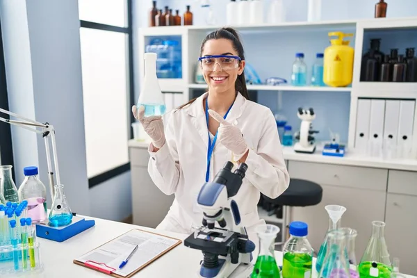 Spaanse Vrouw Werkt Bij Wetenschapper Laboratorium Glimlachend Gelukkig Wijzend Met — Stockfoto