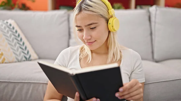 Jonge Mooie Spaanse Vrouw Lezen Boek Luisteren Naar Muziek Thuis — Stockfoto