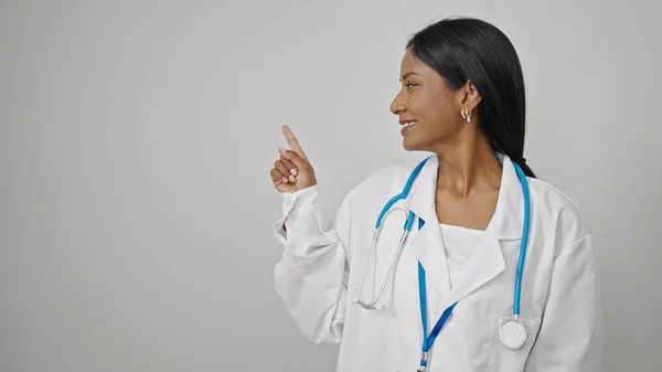 非裔美国女医生笑着指着侧面 而不是孤立的白色背景 — 图库照片
